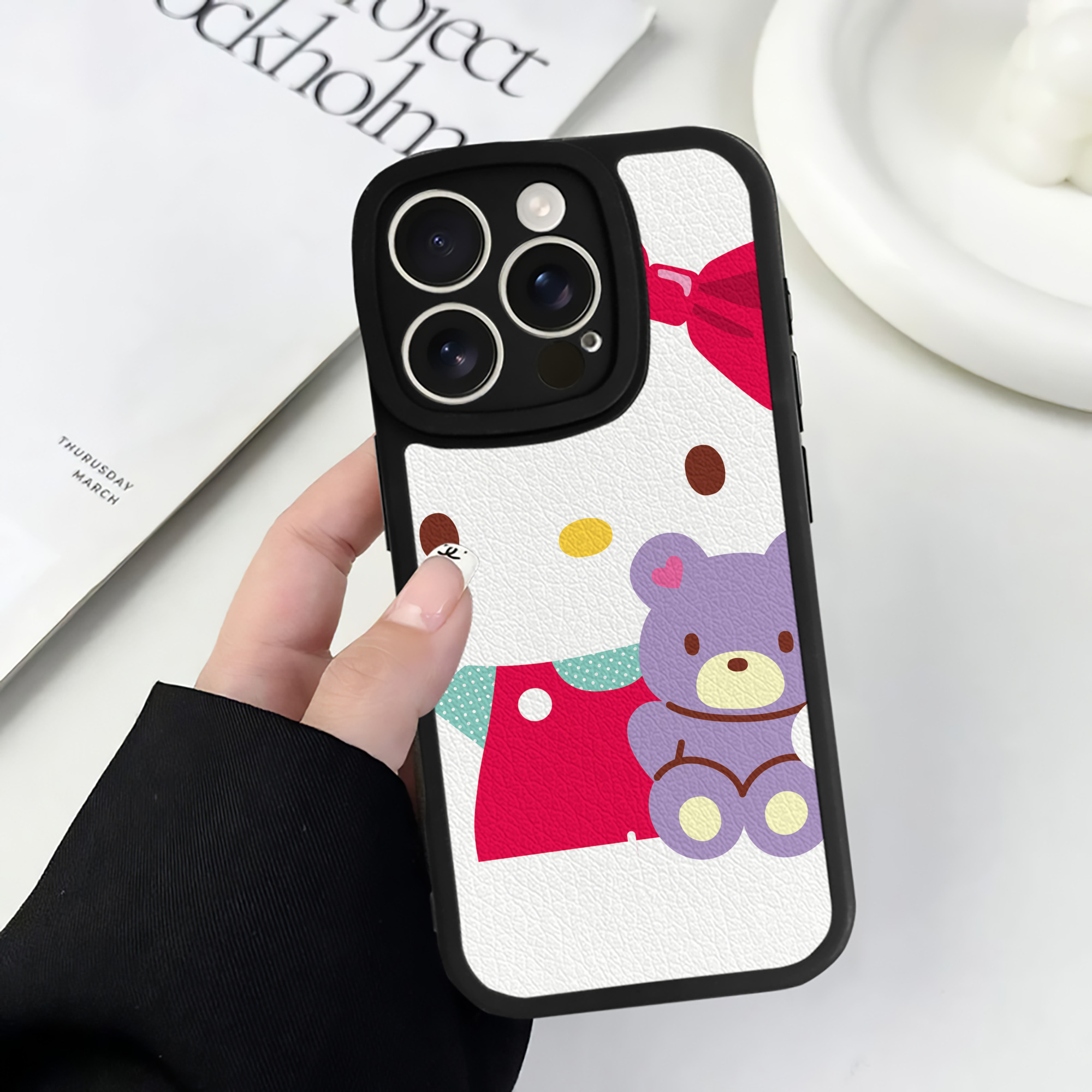 （画像用） Hello Kitty ハローキティ 【iPhone 16シリーズ対応】シリコンスマホケース（レザー調） 材質：シリコン